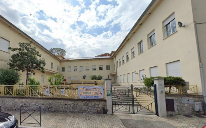 Alunni delle elementari trasferiti a sorpresa: scoppia la protesta dei genitori