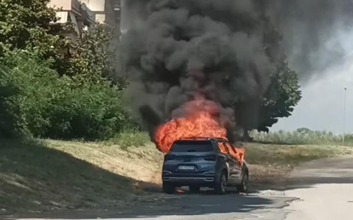 Fugge con l&rsquo;auto rubata ma il mezzo prende fuoco