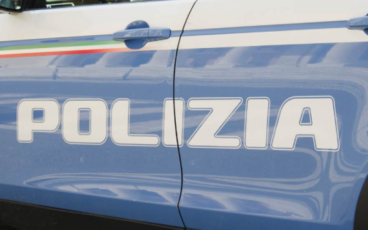 Con una Porsche a noleggio si schianta contro due auto, poi scappa: rintracciato e arrestato