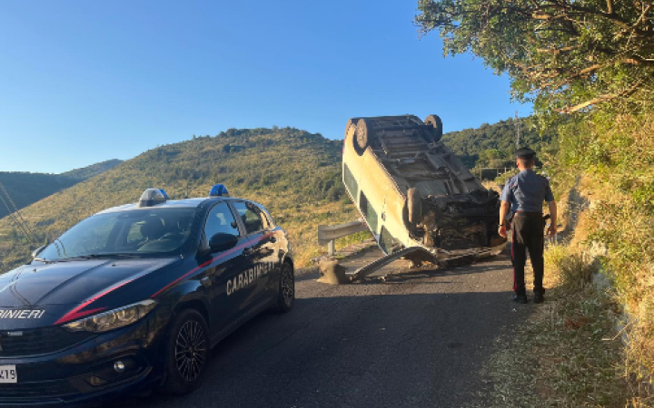 Auto si ribalta in curva, il bilancio &egrave; di cinque persone ferite