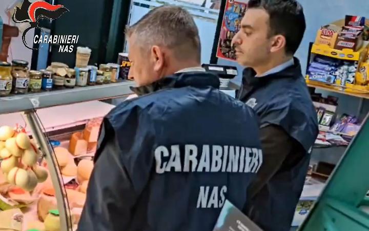 Nas a Ventotene, multe e maxi sequestro di alimenti