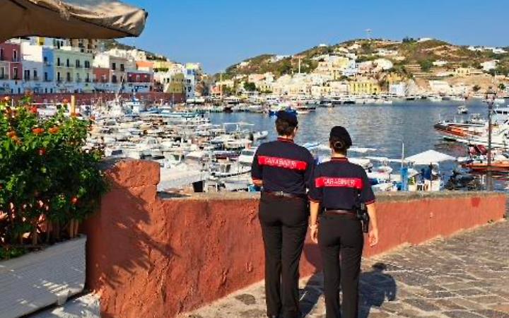 Controlli straordinari dei Carabinieri a Ponza: imbarcazioni e locali nel mirino