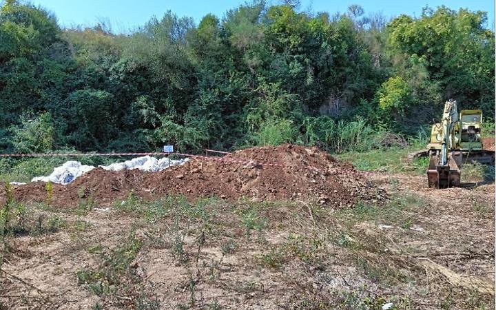 Provano a smaltire illegalmente i rifiuti interrandoli in una buca, sequestro nell'azienda agricola