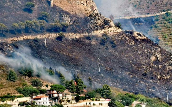 Provinciale ancora chiusa al traffico dopo il vasto rogo
