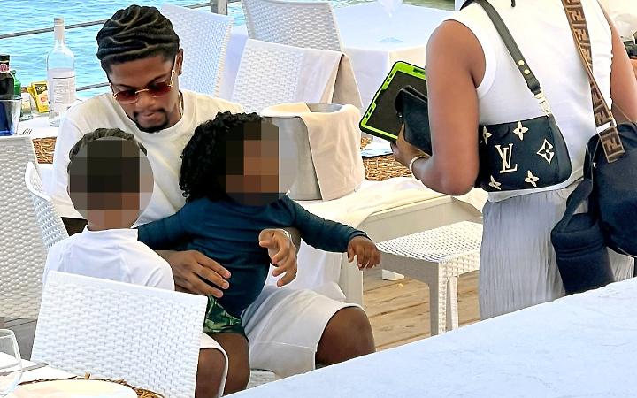Il calciatore della Roma Leon Bailey si rilassa a Ponza: pranzo di mare al Rifugio dei Naviganti
