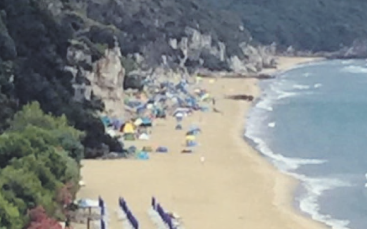 Un costone della Flacca gravemente intaccato da opere private