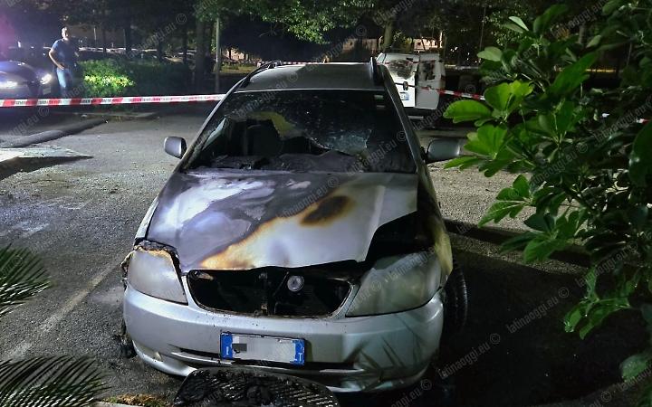 Primi sospetti per l'auto in fiamme alle case Arlecchino