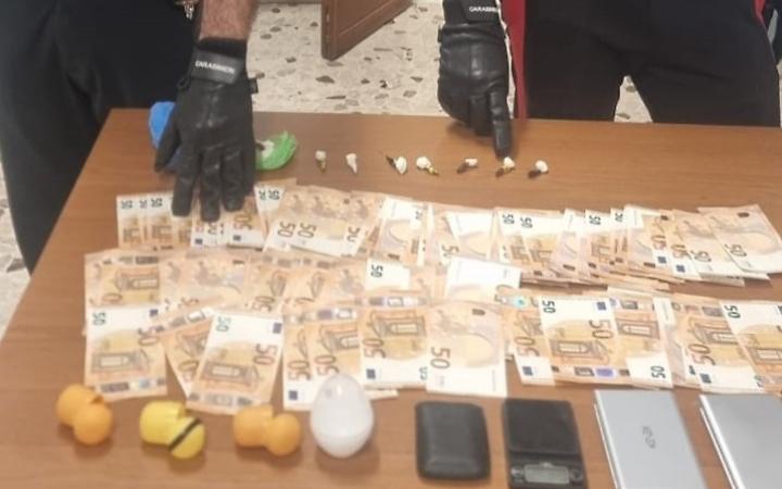 Spaccio: blitz nella villetta, sequestrati soldi e droga