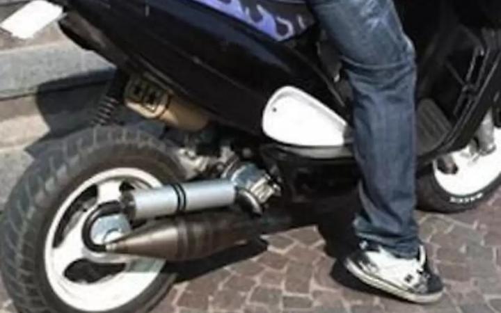 Dossi contro le corse notturne nel parcheggio della stazione