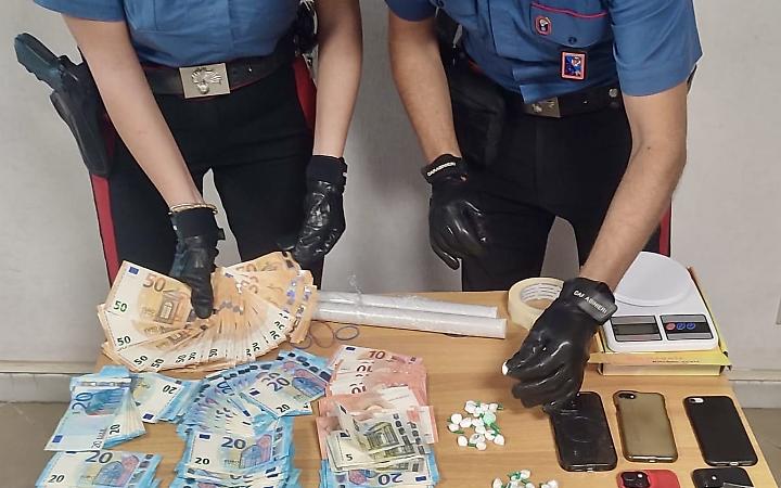 Presi con la cocaina, in casa trovati 8mila euro in contanti: due arresti