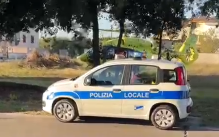 Grave incidente tra Aprilia e Nettuno: auto si schianta contro muro e albero