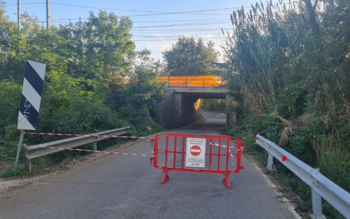 Sottopasso di via Carrara chiuso dopo il danneggiamento del cavalcavia causato da un camion