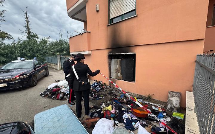 Appartamento distrutto dalle fiamme: i Carabinieri indagano su un incendio doloso