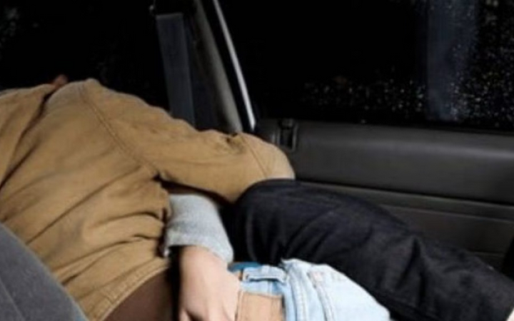 Scopre il marito 80enne a far sesso in auto con una ragazza: audio virale su Whatsapp