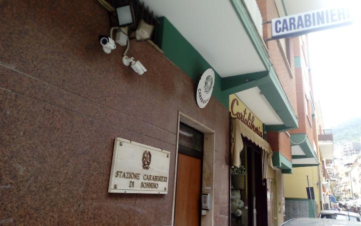 Minaccia la madre e la sorella con una pistola scacciacani, arrestato un 32enne