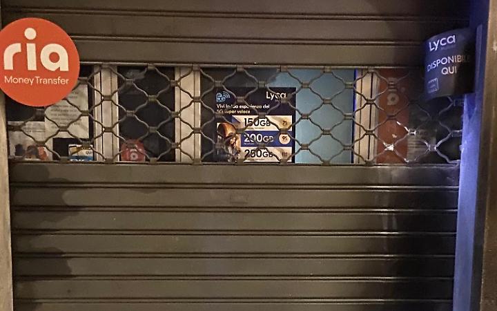 Fiamme nella notte davanti al negozio etnico