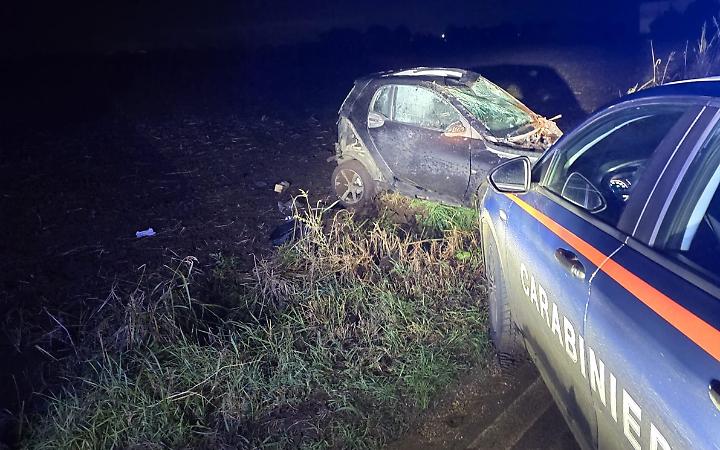 Inseguimento ad alta velocit&agrave;, si d&agrave; alla fuga dai Carabinieri e poi finisce fuori strada con l'auto