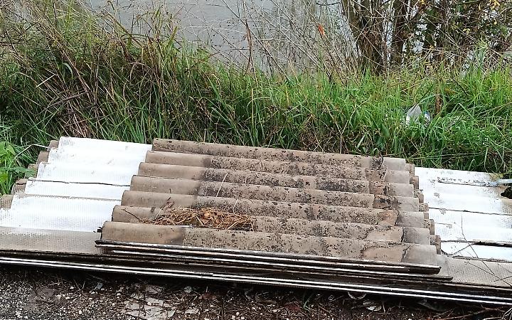 Eternit abbandonato a un passo dal fiume