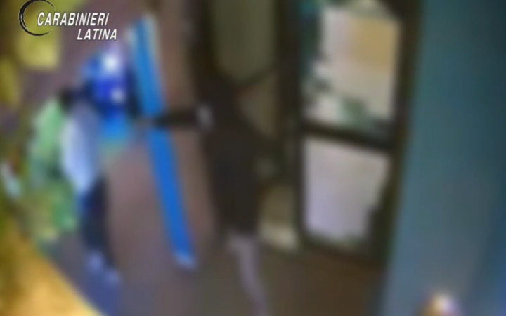 Rapina da 4.000 euro a Sezze: fuga folle in scooter e schianto sul guardrail, arrestati due uomini