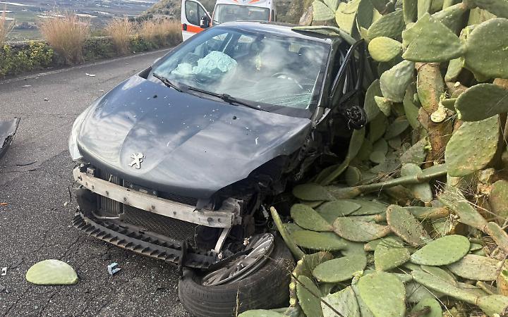 Scontro tra due auto sulla provinciale per norma, strada chiusa e due feriti gravi
