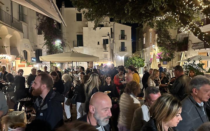 &ldquo;Autunno in Rosso&rdquo; accende il centro storico di Sperlonga tra vino, cucina e musica