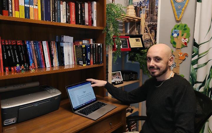 Portalettere e scrittore, la doppia vita di Luca D'Onofrio