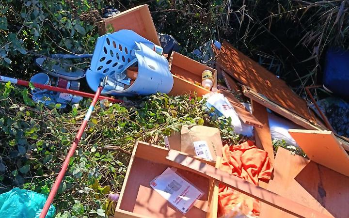 Altri rifiuti sull'Ufente segnalati alla Procura