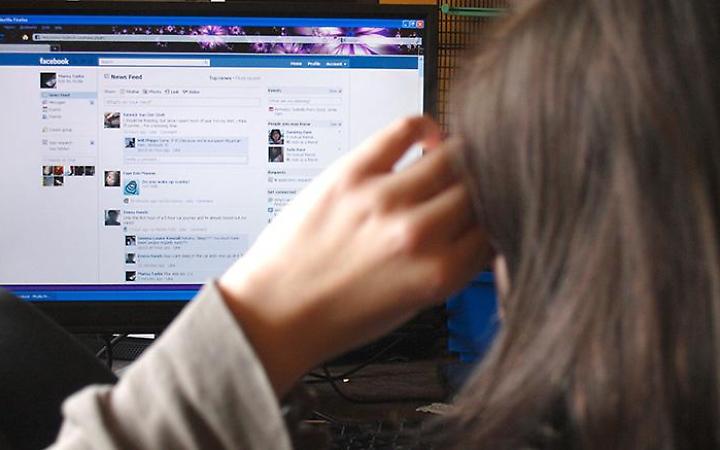 Ricatto hard alla ex: "Mando a tua madre le tue foto nude"