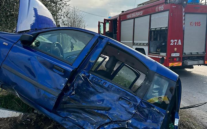 Incidente frontale sulla strada per Campoleone: feriti due automobilisti