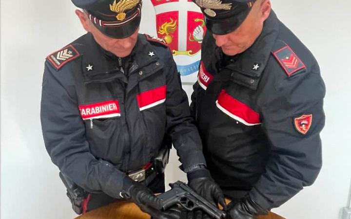 Pistola scacciacani senza tappo rosso sotto il sedile: denunciato 34enne a Terracina