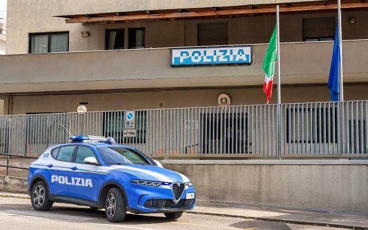 Formia, la Polizia restituisce 185 reperti archeologici e oltre mille monete alla Soprintendenza di Minturno