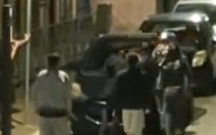 Chiede a tre giovani di abbassare la voce, 22enne aggredita sotto casa