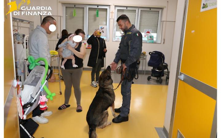 La Guardia di Finanza porta sorrisi ai bambini del Goretti