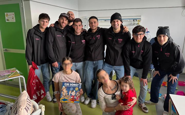 I ragazzi di ReVibe portano doni ai bambini ricoverati all'ospedale Goretti