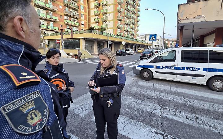 Investe un'anziana, scende per spostarla e scappa: trovato grazie a due testimoni