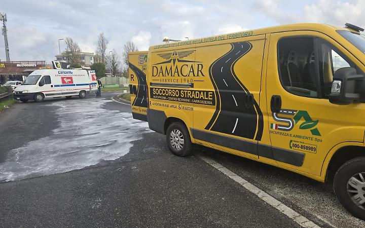 Perdita d'olio in strada ad Aprilia, traffico in tilt tra la Pontina e via Mascagni