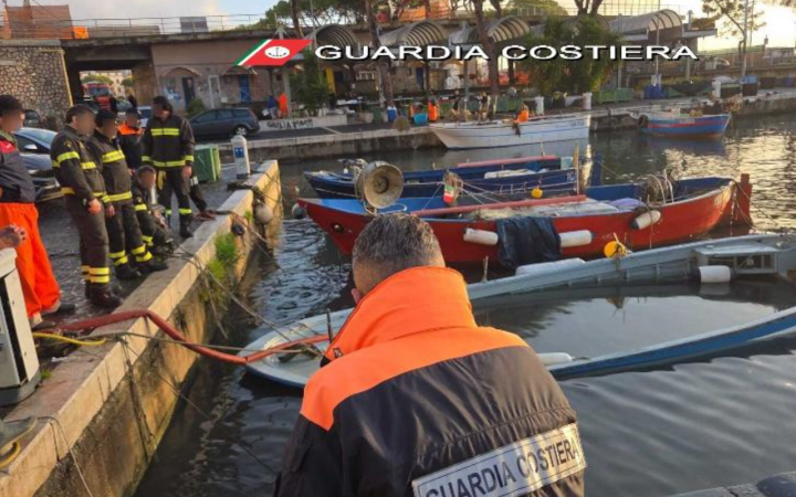 Formia, affonda barca di 7 metri nella darsena del porto: intervento della Guardia Costiera