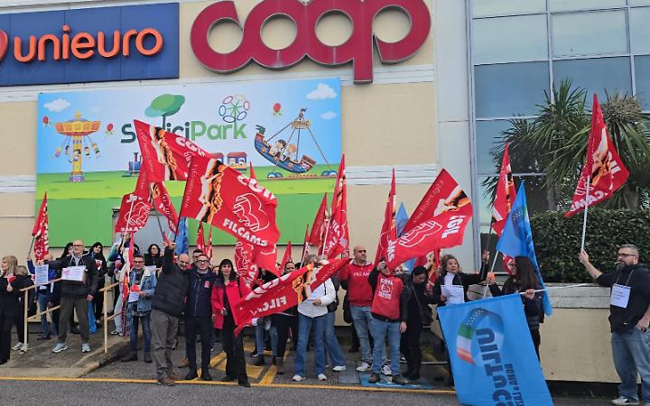 Coop a rischio chiusura a Pomezia, grande adesione allo sciopero