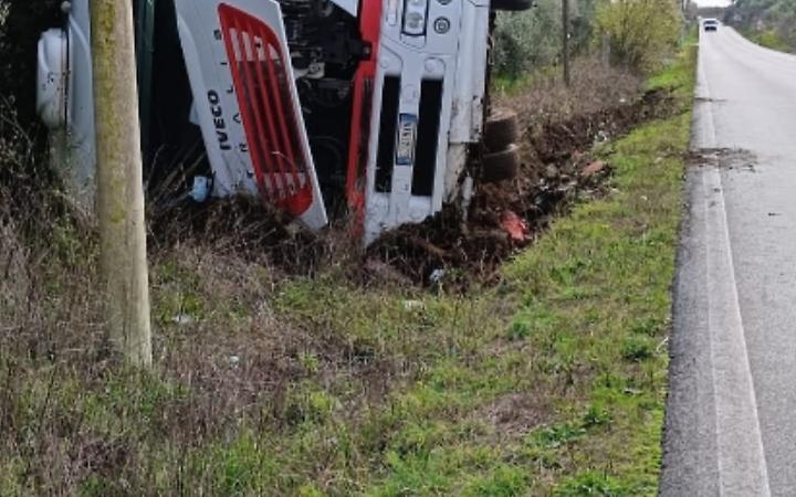 Autoarticolato esce di strada e si ribalta sulla Cisterna Campoleone