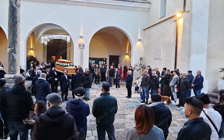 Una folla per i funerali di Francesco Valeriano a Formia