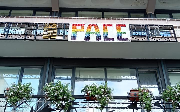 Aprilia in festa, la bandiera della pace sventola sul Comune