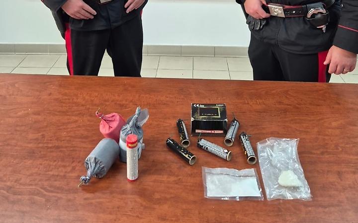 Trovato con la cocaina e tre bombe carta, arrestato un 18enne di Aprilia