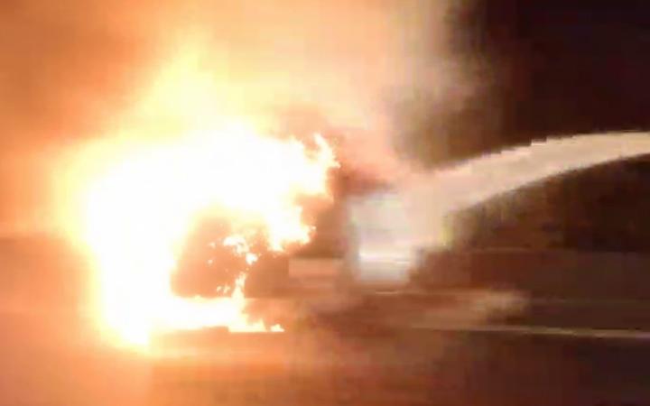 Auto in fiamme, attimi di paura sulla Pontina