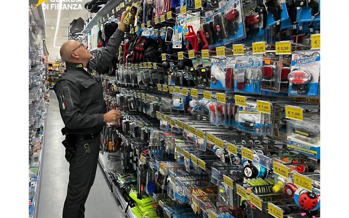 GdF, controlli a tappeto nei negozi del capoluogo: sequestri e sanzioni