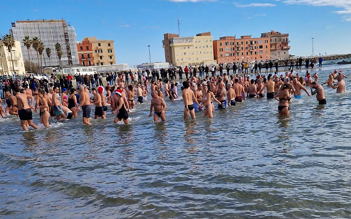 Bagno di Capodanno, record di partecipanti: in 252 sfidano il freddo