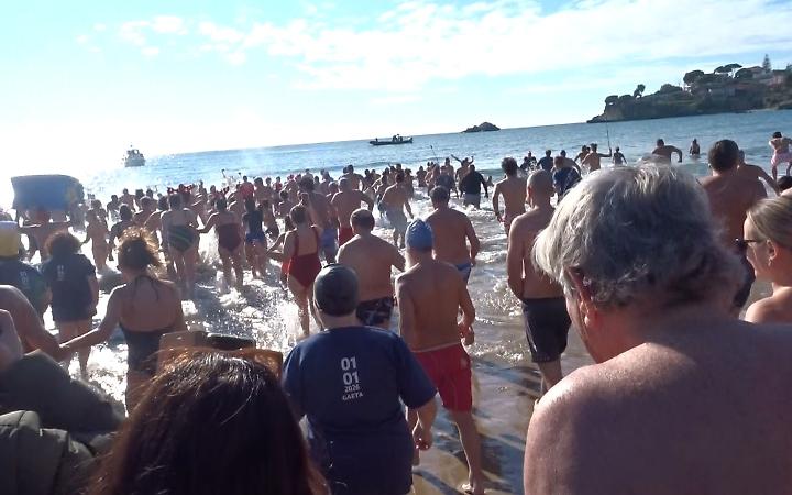 Capodanno in mare, Serapo e Formia non tradiscono: centinaia di tuffi sotto il sole