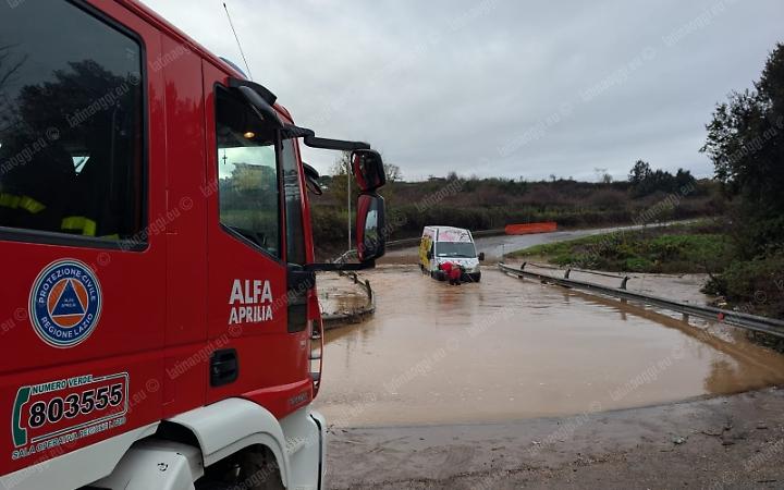 Il furgone resta bloccato nell'acqua in via Riserva Nuova, il conducente salvato dalla Protezione Civile