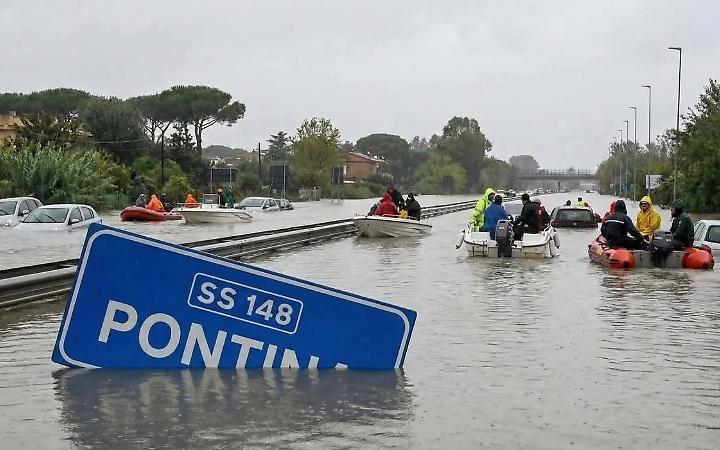 Caos sulla Pontina, allagamenti e code infinite. E c'&egrave; chi sdramatizza con l'inteliggenza artificiale