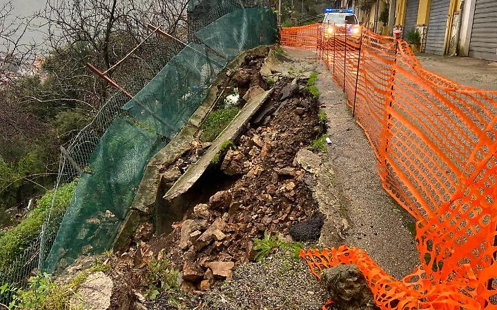 Crolla il piano stradale, chiuso un tratto di via dei Pini