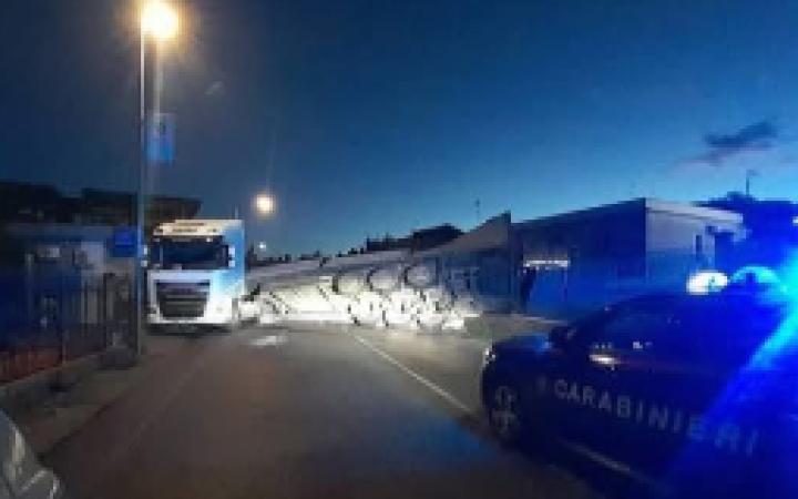 Autoarticolato si ribalta sulla Nettunense: strada chiusa per sei ore a Campoleone